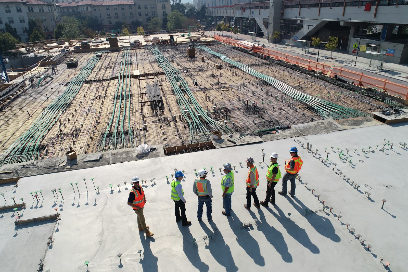 Equipo de obra sobre losa de fundación